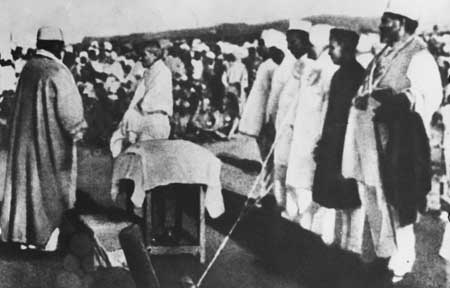 Gandhiji with Ali Brothers (Moulana Mohammad Ali and Saukat Ali) at Belgaon Session of Congress, 1924.jpg